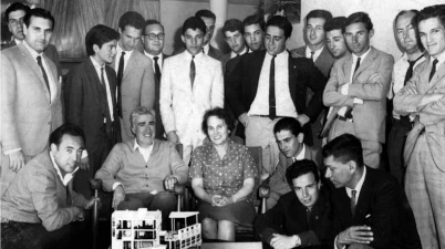 Pedro Curutchet y su esposa con estudiantes de arquitectura, 1956 tecnne